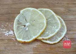 Illustration of how to make lemon sparkling water 2