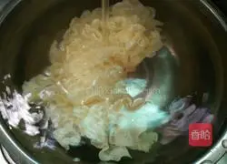 Illustration of how to make mung bean, lily and white fungus soup 2