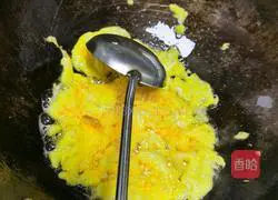 Illustration of how to make fried noodles with eggs 1