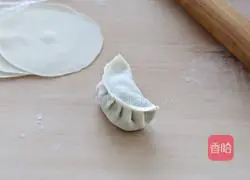 Illustration of how to make dumplings stuffed with pork and three delicacies 11