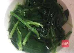 Illustration of how to make beef and spinach noodles 3