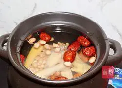 Illustration of how to make peanut chicken feet soup 7