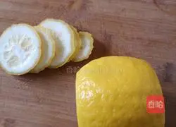 Illustration of how to make honey lemon tea 3