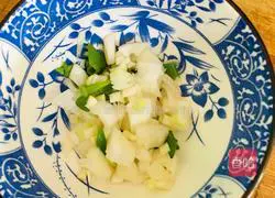 Illustration of how to make daylily beef noodles 3