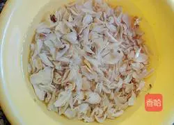 Illustration of making lotus seed lily sugar water 3