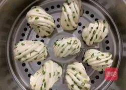 Illustration of how to make green onion rolls 8