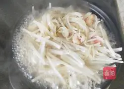 Illustration of how to make fried egg and radish soup 4