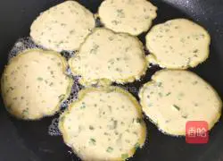 Illustration of how to make egg and scallion pancakes 4