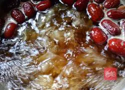 Illustration of how to make red dates, wolfberry and white fungus soup 5