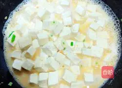 Illustration of how to make crab roe, pea sprouts and tofu soup 12