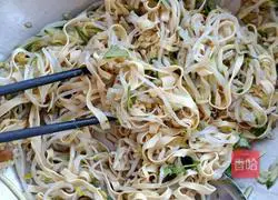 Illustration of how to make cold bean sprouts and shredded beans 10