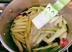 Illustration of how to make braised chicken with cattail sprouts 13