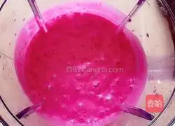Illustration of how to make dragon fruit banana yogurt cup 6
