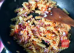 Illustration of how to make tomato sauce spiral pasta 11