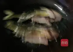 Illustration of how to make fish and tofu soup 2