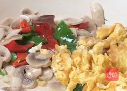 Illustration of how to make scrambled eggs with green and red peppers and mushrooms 13