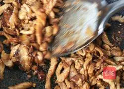 Illustration of how to make shredded mushroom and chicken noodles 13