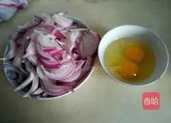 Illustration of how to make scrambled eggs with onions 1