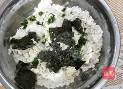 Illustration of how to make chive and seaweed soda crackers 6