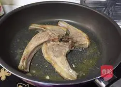 Illustration of how to make pan-fried lamb chops 4