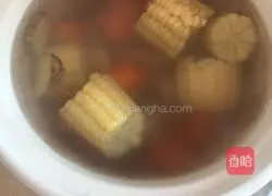 Illustration of how to make carrot, corn and pork bone soup 8