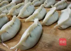 Illustration of how to make pork and shrimp dumplings 8