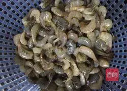 Stir-fried river shrimp with leeks Illustration of how to do it 1