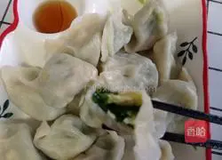 Illustration of making snowflake wheat flour vegetarian dumplings 15