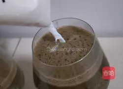 Illustration of how to make coffee milkshake 10