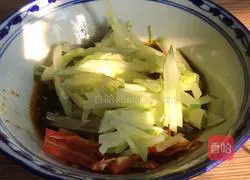 Illustration of how to make spicy and sour cucumber noodles 8