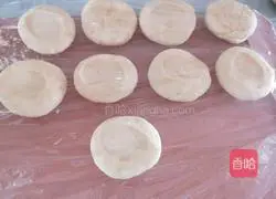 Illustration of how to make green onion and fresh meat buns 6