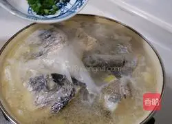 Illustration of how to make shredded radish fish soup 9