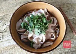 Illustration of Shanxi's home-made method of stretching noodles with trouser belt 17