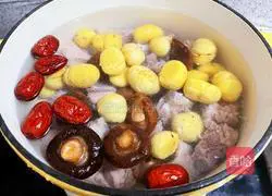 Illustration of how to make pork ribs and chestnut soup 6