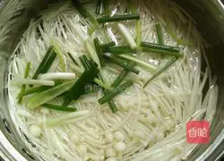 Illustration of how to make enoki mushroom tofu soup 10