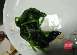 Illustration of how to make tomato, egg and spinach noodles 3