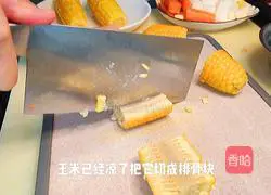 Illustration of how to cook pork ribs and corn stew 10