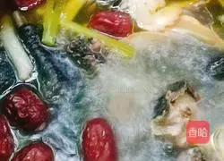 Illustration of making black-bone chicken and tripterygium root soup 6