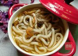 Illustration of how to make QQ noodles with shrimps and sauerkraut 8