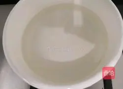 Illustration of how to make protein loofah and wolfberry soup 7