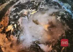 Illustration of how to make seaweed, shrimp and egg drop soup 2