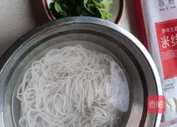 Illustration of how to make sour soup noodles 3