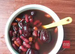 五Illustration of how to make red blood nourishing and nourishing soup 6