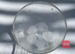 Illustration of how to make matcha milk coffee 4