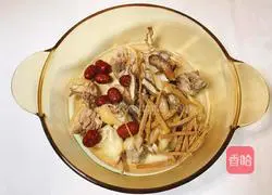 Illustration of how to make stewed chicken with Gastrodia elata and Codonopsis pilosula 6