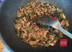 Illustration of how to make shredded pork noodles with pickled vegetables 8