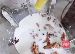 Illustration of how to make black corn and walnut milk drink 6