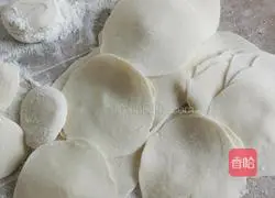 Illustration of how to make beef and green onion dumplings 5