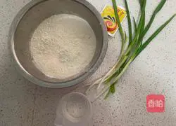 Illustration of how to make cornmeal and scallion rolls 1