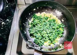 Illustration of how to make large wontons with vegetarian filling 5